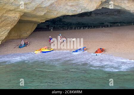 Lagoa, Portugal - 11. Juli 2020: Sehen Sie die berühmten Benagil Höhlen von der Seeseite. Schöne natürliche Meereshöhle mit smaragdgrünem Wasser Stockfoto