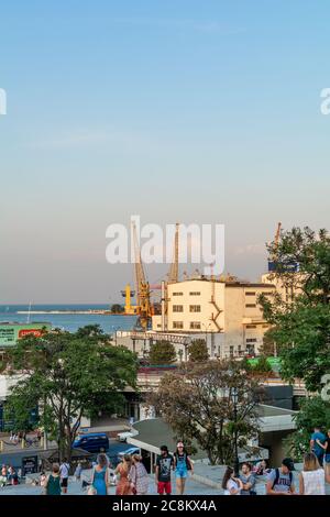 Ukraine, Odessa - 23. August 2019: Schwere Hafenkrane im Hafen von Odessa, Blick auf den Hafen Terminal. Stockfoto