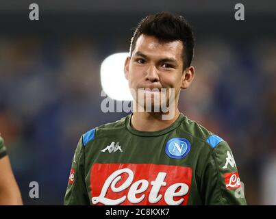 Neapel, Kampanien, Italien. 25. Juli 2020; Stadio San Paolo, Neapel, Kampanien, Italien; Serie A Fußball, Napoli gegen Sassuolo; Hirving Lozano von Napoli Pre-game Warm Up Credit: Action Plus Sports Images/Alamy Live News Stockfoto