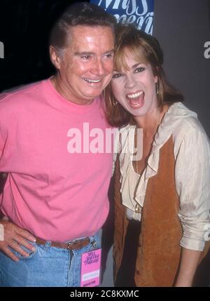 ***DATEI FOTO*** Regis Philbin verstirbt im Alter von 88 Jahren. Regis Philbin und Kathie Lee Gifford 1992 Foto von John Barrett/PHOTOlink /MediaPunch Stockfoto