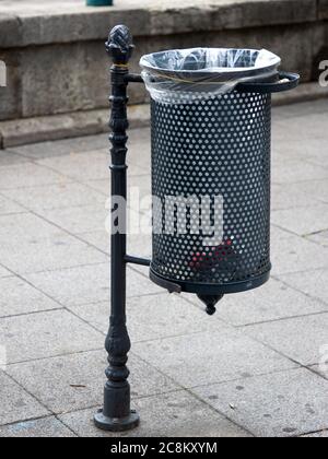 Mülleimer in einer Stadt Stockfoto