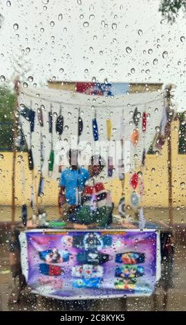 Beawar, Rajasthan, Indien, 24. Juli 2020: Wassertröpfchen sammeln sich auf einem Fensterglas, während es regnet, in Beawar. Kredit: Sumit Saraswat/Alamy Live Nachrichten Stockfoto