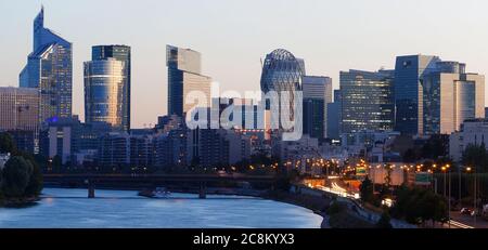 Wolkenkratzer des Finanzviertels La Defense und der seine bei Nacht in Paris. Stockfoto