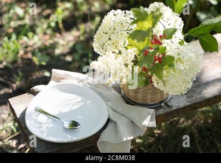 Das Frühstück wird im Garten im rustikalen Stil serviert Stockfoto