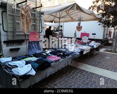 Cremona, Lombardei, Italien -25. Juli 2020 - Straße offenen Markt völlig wieder in der überfüllten historischen Zentrum der Stadt geöffnet. Stockfoto