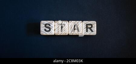 Sternzeichen über dunkelblauem Hintergrund Stockfoto