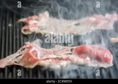 Nahaufnahme des gehackten Fleisches, das auf der Grillpfanne gegrillt wird Stockfoto
