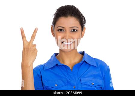 Porträt einer jungen glücklich lächelnden Frau, die Frieden Sieg oder zwei Zeichen Geste, isoliert auf weißem Hintergrund. Stockfoto