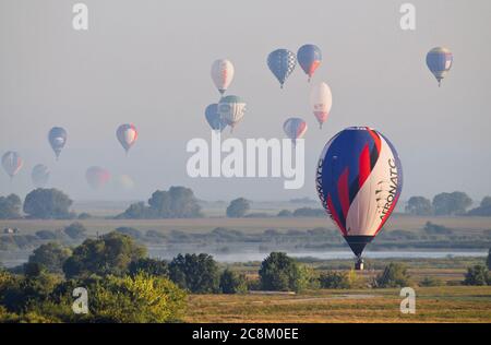 RJASAN, RUSSLAND - 14. AUGUST 2014: Heißluftballons steigen in der Morgensonne über ein Tal Stockfoto