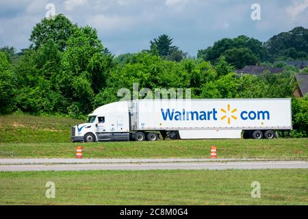 6/26/2020 -- Maryville, TN -- EIN Walmart-Sattelzugmaschine auf dem Weg zu einem Geschäft. Die Hitzewellen vom Straßenbelag erzeugen einen leichten schimmernden Effekt auf Stockfoto