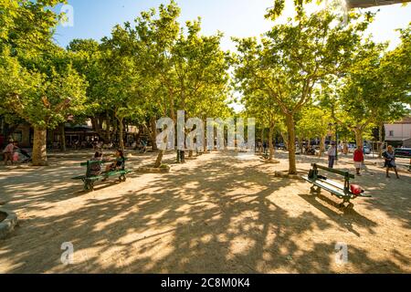 Leute spielen Boule in Saint Tropez- ST TROPEZ, FRANKREICH - 13. JULI 2020 Stockfoto