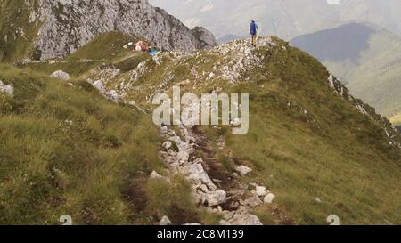 Berghütte und Bergsteiger auf dem Trail Stockfoto