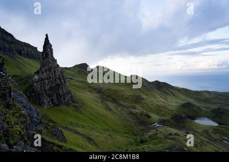 Der alte Mann von Storr. Wandern in den Quiring Mountains auf der Isle of Skye in Schottland Stockfoto