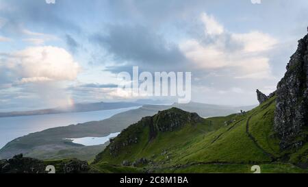 Rainbow von dem alten Mann von Storr. Wandern in den Quiring Mountains auf der Isle of Skye in Schottland Stockfoto