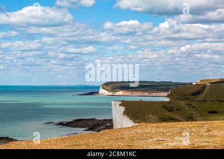 Die Seven Sisters Cliffs und das Meer, von der South Downs Way aus gesehen, an einem sonnigen Sommertag Stockfoto