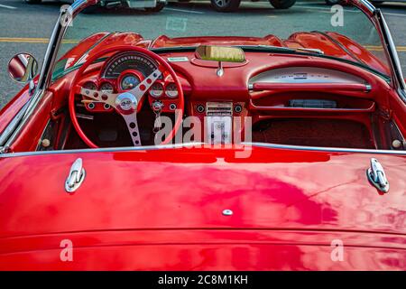 Jesup, GA - 17. März 2018: Nahaufnahme einer Chevrolet Corvette 1960 auf der Jesup 2018 St. Patrick's Day Car Show. Stockfoto