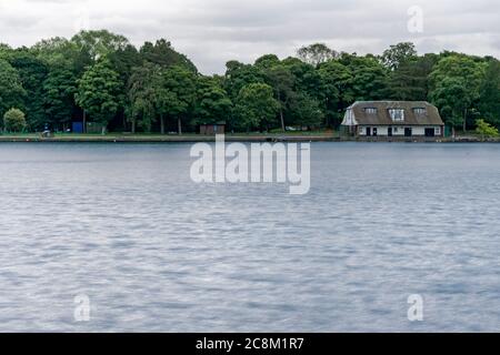 Schöne Naturaufnahme des Taylor Parks mit Waldgebiet und Bootshaus. Stockfoto