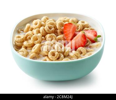 Schüssel mit süßen Frühstückszerealien Ringe mit Milch und Erdbeeren isoliert auf weißem Hintergrund Stockfoto