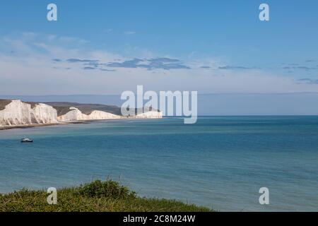 Blick auf die Küste von Sussex und die Klippen der Seven Sisters an einem sonnigen Sommertag Stockfoto