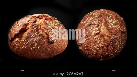 Frisch gebackenes hausgemachtes Brot auf schwarzem Hintergrund Stockfoto