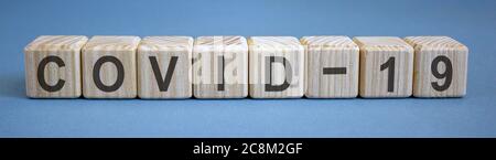 Die Epidemie des Covid-19-Virus. Holzwürfel mit Buchstaben. Stockfoto