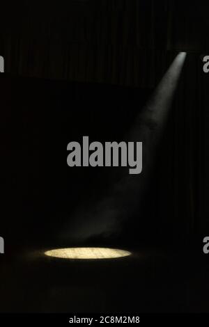 Theaterbühne, farbige Rauchschwaden im Bühnenlicht Stockfoto