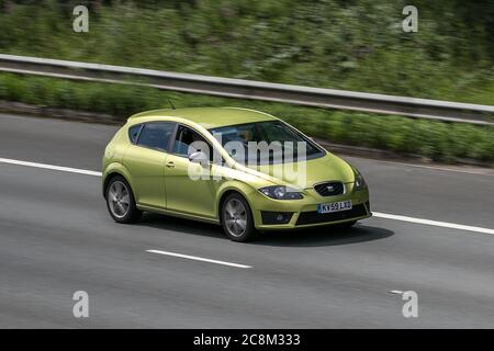 A 2009 Seat Leon Fr TDI Yellow Car Hatchback Diesel fährt auf der Autobahn M6 in der Nähe von Preston in Lancashire, Großbritannien. Stockfoto