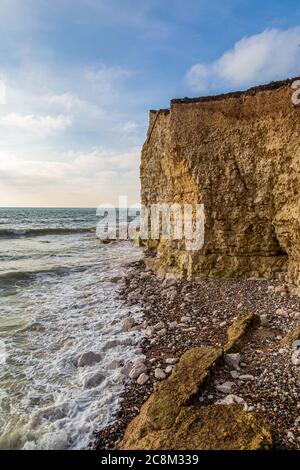 Klippen von Hope Gap an der Sussex-Küste bei Flut Stockfoto