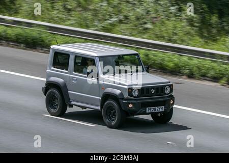 Ein 2020 Suzuki Jimny Sz5 4X4 Silver Car SUV Benzin fährt auf der M6 Autobahn in der Nähe von Preston in Lancashire, Großbritannien. Stockfoto