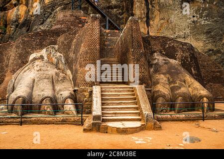 Der Löwentor Eingang zur Treppe, die zur Spitze der Sigiriya Rock Festung in Sri Lanka führt Stockfoto