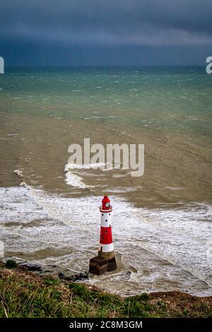 Beachy Head Lighthouse an der Sussex Coast an einem Windy Winters Day Stockfoto