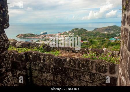 Blick von den Steinmauern des Fort Frederick, einem alten karibischen Fort, auf die Berge darunter. Stockfoto