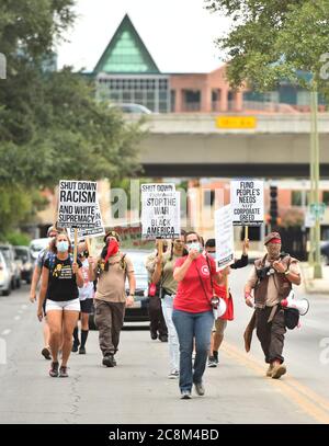 San Antonio, Texas, USA. Juli 2020. Demonstranten marschieren und Karawane durch die Innenstadt von San Antonio, Texas während des Nationalen Protesttages 25. Juni. Die Demonstranten protestierten gegen Zwangsräumungen, Zwangsvollstreckungen, Polizeibrutalität und Rassismus. Kredit: Robin Jerstad/Alamy Live Nachrichten Stockfoto