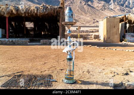 Shisha auf Shisha Schüssel bereit, um Wolken von Dampf in der Wüste. Perfekte Aufnahme für Tour, Ausflug und Reise in Asien und Afrika Stockfoto