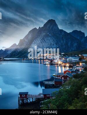 Die Tage enden in reine an der Küste Moskenesoya der Lofoten-Inseln, Norwegen. Stockfoto