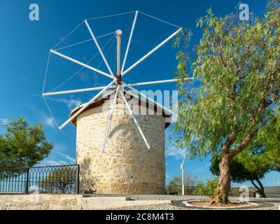 Traditionelle Windmühlen in Alacati, Provinz Izmir, Türkei. Stockfoto