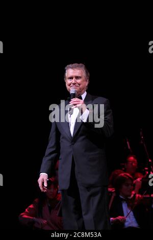 Hollywood, Vereinigte Staaten Von Amerika. März 2006. HOLLYWOOD, FL - 16. MÄRZ 2006: Regis Philbin spielt live im Hard Rock Hotel & Casino. Am 16. März 2006 in Ft. Lauderdale, Florida. Personen: Regis Philbin Kredit: Storms Media Group/Alamy Live News Stockfoto