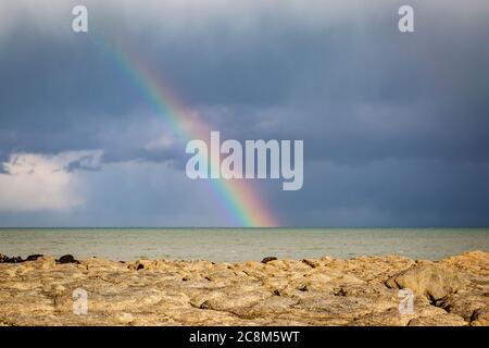 Ein Regenbogen und Sturm Wolken über dem Meer, in Eastbourne in Sussex Stockfoto