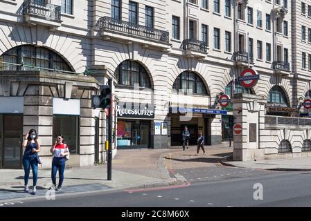 U-Bahn-Station Baker Street. Zwei junge Frauen nutzen den Fußgängerübergang, um die Marylebone Road, London, England, Großbritannien, zu überqueren Stockfoto