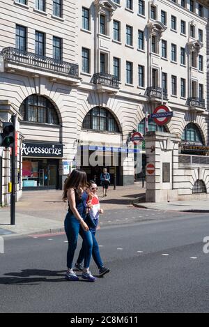 U-Bahn-Station Baker Street. Zwei junge Frauen nutzen den Fußgängerübergang, um die Marylebone Road, London, England, Großbritannien, zu überqueren Stockfoto
