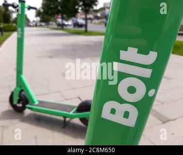 Bukarest, Rumänien - 16. Juli 2020: Zwei Bolt-Elektroscooter sind auf einem Bürgersteig in Bukarest geparkt. Dieses Bild ist nur für redaktionelle Zwecke bestimmt. Stockfoto