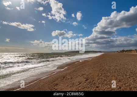 Seaford Beach in Sussex, an einem sonnigen, aber windigen Frühlingstag Stockfoto