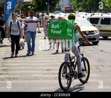 Bukarest, Rumänien - 23. Juli 2020: Ein Bolt Food-Lieferkurier liefert Lebensmittel in Bukarest, Rumänien. Stockfoto