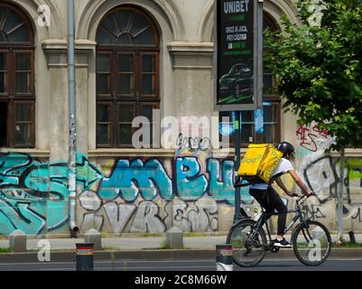 Bukarest, Rumänien - 23. Juli 2020: Ein Glovo-Kurier liefert Lebensmittel in Bukarest, Rumänien. Stockfoto