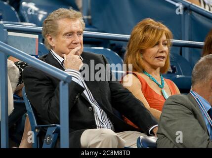 Queens, Vereinigte Staaten Von Amerika. August 2011. NEW YORK, NY - AUGUST 31: Regis Philbin Joy Philbin beobachtet Andy Roddick aus den Vereinigten Staaten beim Spiel gegen Michael Russell aus den Vereinigten Staaten am dritten Tag der 2011 US Open im USTA Billie Jean King National Tennis Center am 31. August, 2011 im Viertel Flushing des Queens-Bezirks von New York City. Personen: Regis Philbin Joy Philbin Kredit: Storms Media Group/Alamy Live News Stockfoto