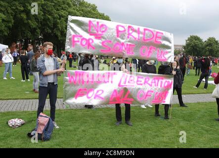 Amsterdam, Niederlande. Juli 2020. Mitglieder der LGBT-Gemeinschaft und Unterstützer protestieren am Museumplein inmitten der Coronavirus-Pandemie am 25. Juli 2020 in Amsterdam, Niederlande. Die LGBT-Gemeinschaft protestiert während der Black Pride gegen die Anti-schwarze Queer und Trans Gewalt und Rassismus durch Polizeigewalt und Diskriminierung gelitten. (Foto von Paulo Amorim/Sipa USA) Quelle: SIPA USA/Alamy Live News Stockfoto