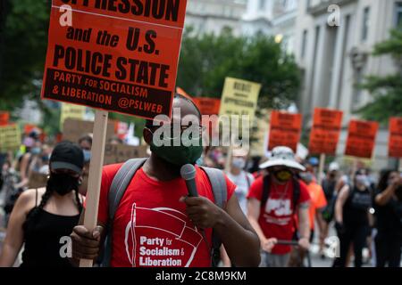 Sean Blackmon, Organisator der Partei für Sozialismus und Befreiung, führt am 25. Juli 2020 inmitten der Coronavirus-Pandemie einen Protest gegen Polizeibrutalität und Rassismus in der Nähe des Black Lives Matter Plaza in Washington, DC, an. Proteste gegen Rassismus und Polizeibrutalität gingen heute in Washington fast zwei Monate nach der Tötung von George Floyd in Minnesota durch die Polizei weiter, während sich die Konfrontationen zwischen Bundespolizisten und Demonstranten in Portland INTENSIVIERT HABEN, ODER, da COVID-19 Ausbrüche im amerikanischen Süden und Westen sich verschlimmern. (Graeme Sloan/Sipa USA) Stockfoto