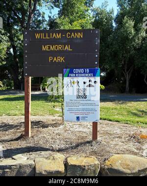 Covid 19 Park Anforderungen Schild am Eingang zum William Cann Park in Union City, Kalifornien Stockfoto