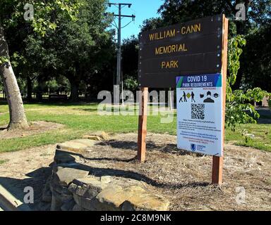 Covid 19 Park Anforderungen Schild am Eingang zum William Cann Park in Union City, Kalifornien Stockfoto