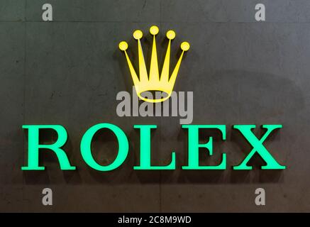 Das Schweizer Luxus-Uhrmacherlogo Rolex ist in Hongkong zu sehen. Stockfoto